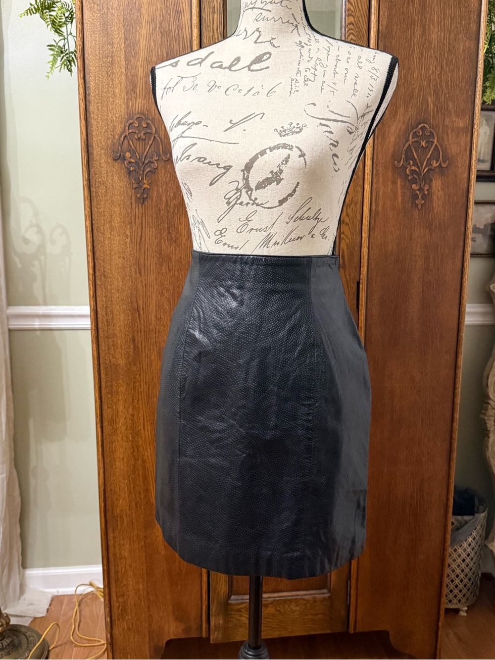 Classic Black Vintage Leather Pencil Skirt